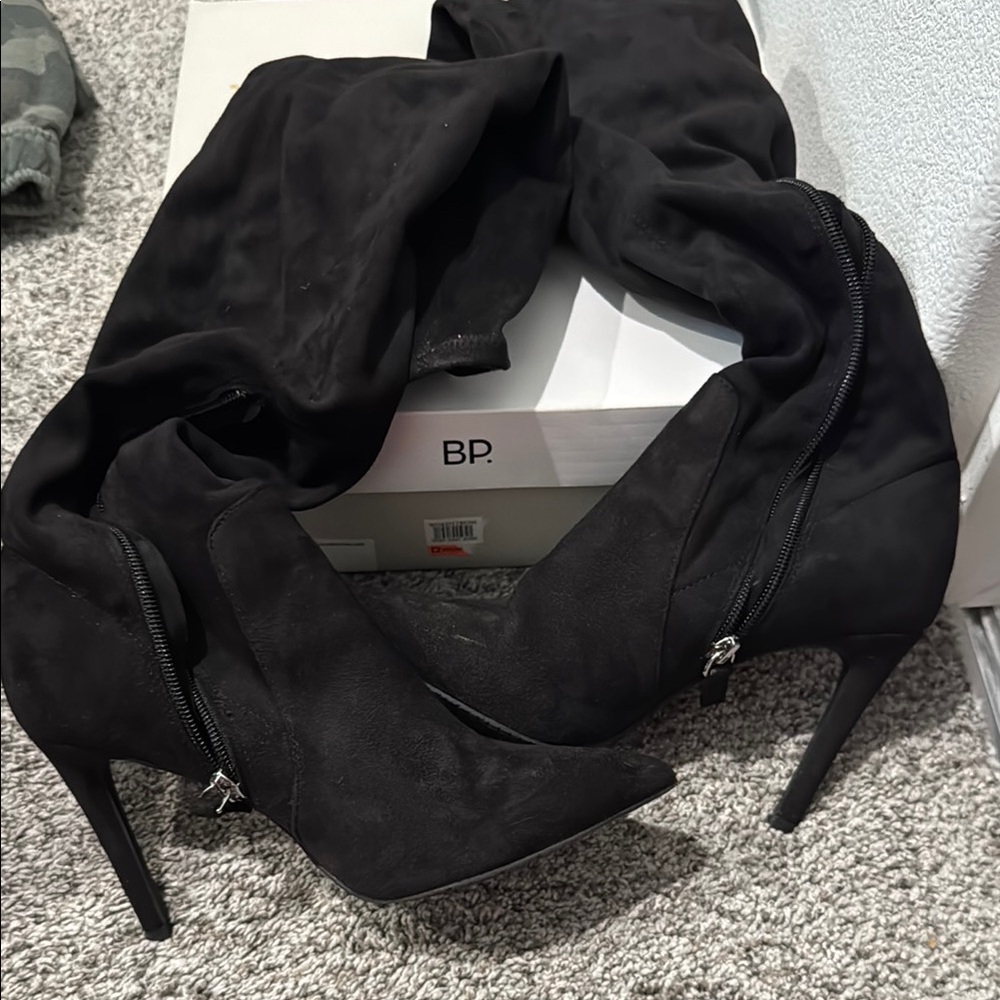 bp Black Heeled Boots with Sleek Design
